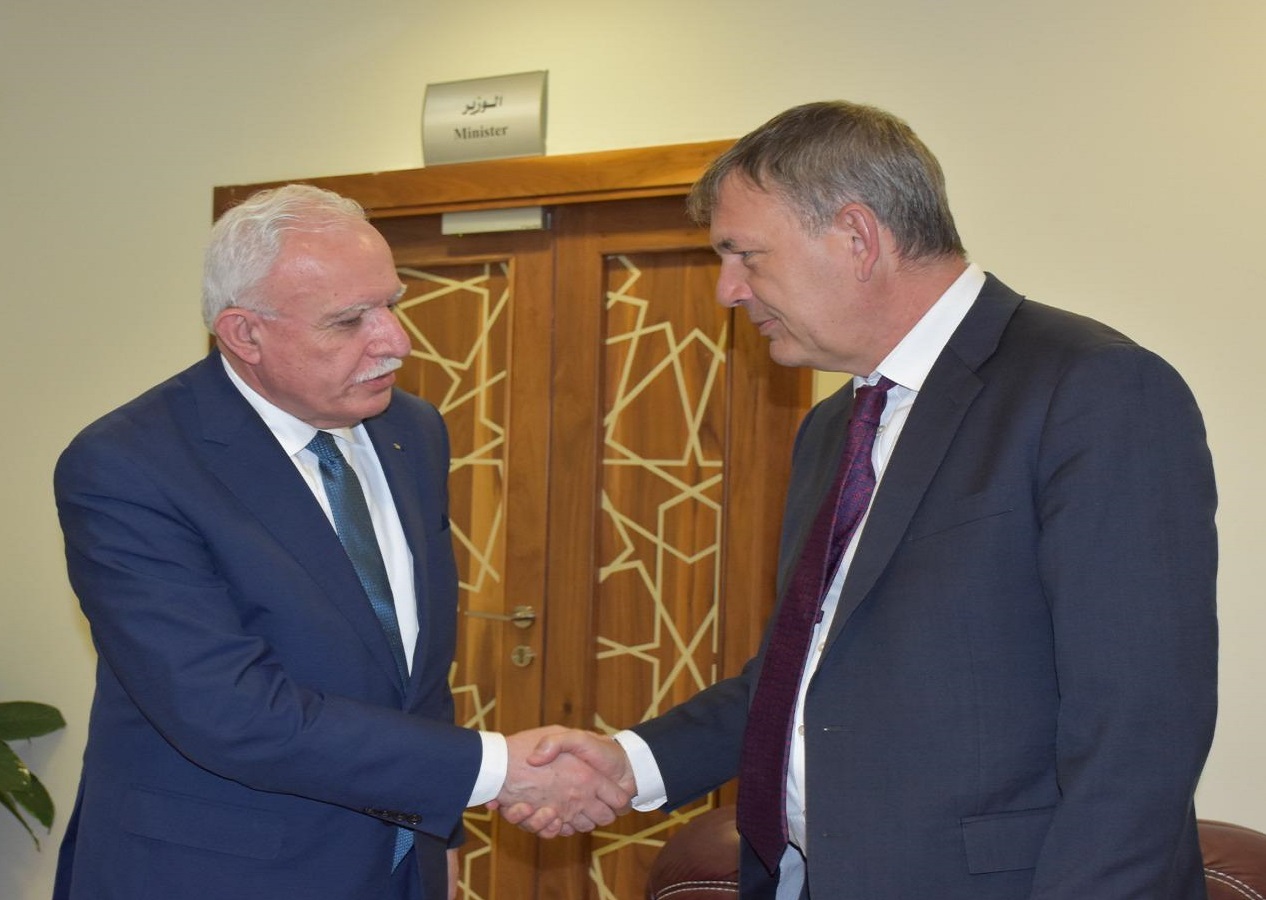 وزير الخارجية والمغتربين رياض المالكي خلال لقائه المفوض العام للأونروا فيليب لازاريني